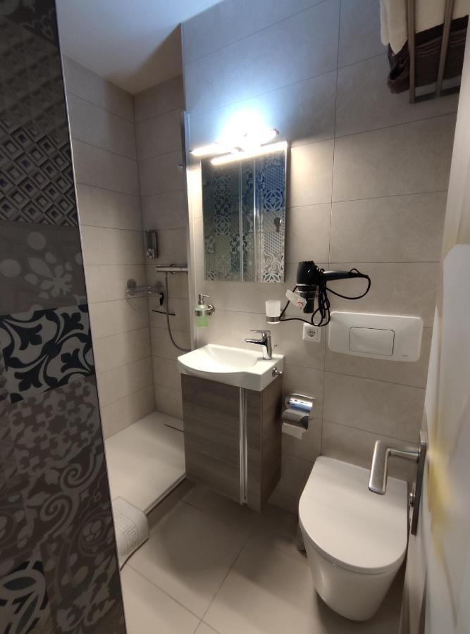 Studio 20Qm Mit Balkon Und Innenpool - 22010 سشلوشسي المظهر الخارجي الصورة