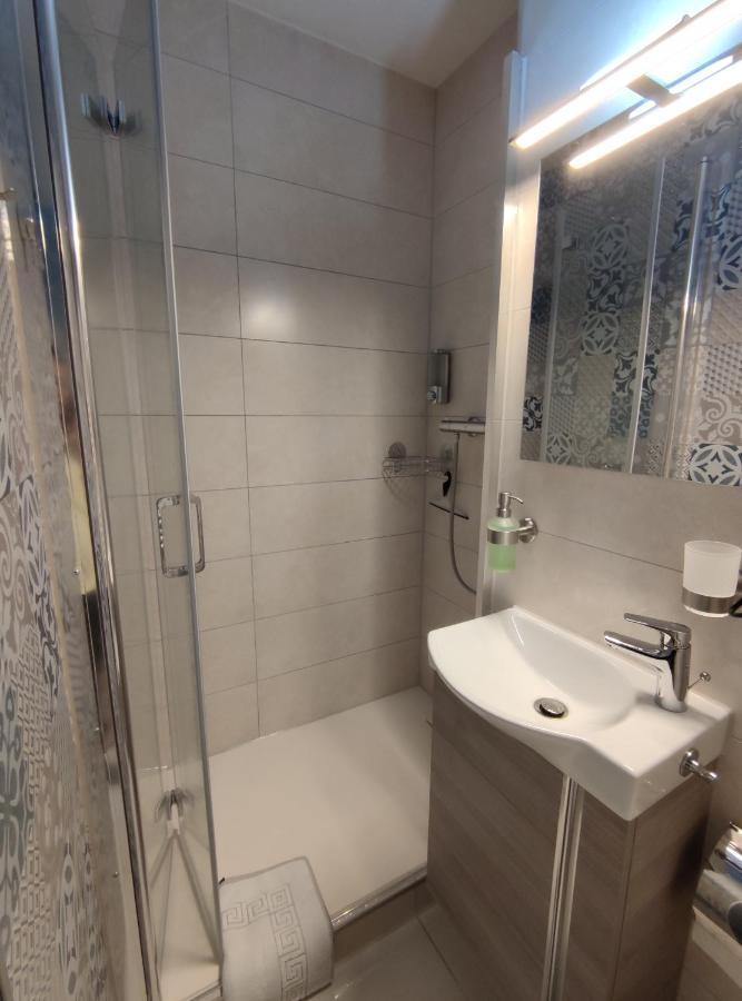 Studio 20Qm Mit Balkon Und Innenpool - 22010 سشلوشسي المظهر الخارجي الصورة